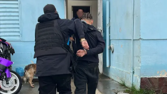 Fue aprehendido tras agredir a su pareja y resistirse a la policía