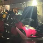 Incendio vehicular fue controlado por vecinos y bomberos de Rawson 