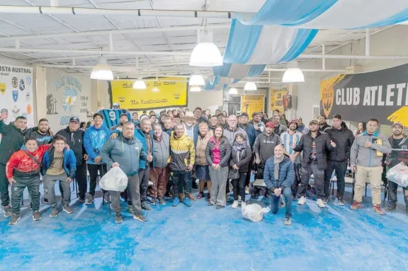 Los clubes de Costa Austral recibieron equipamiento y respaldo económico