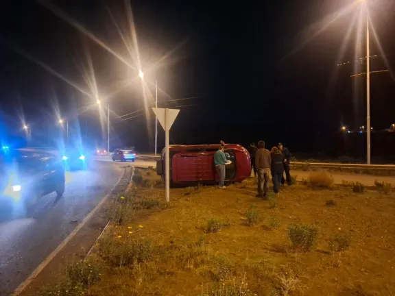 Perdió el control en una rotonda mojada y terminó despistando