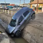 Un auto cayó al canal de la avenida Roca tras una colisión