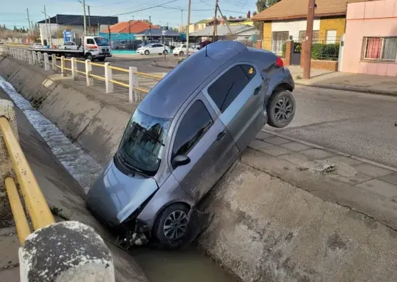 Un auto cayó al canal de la avenida Roca tras una colisión