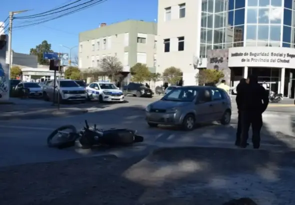 Un motociclista hospitalizado tras un fuerte choque en Trelew