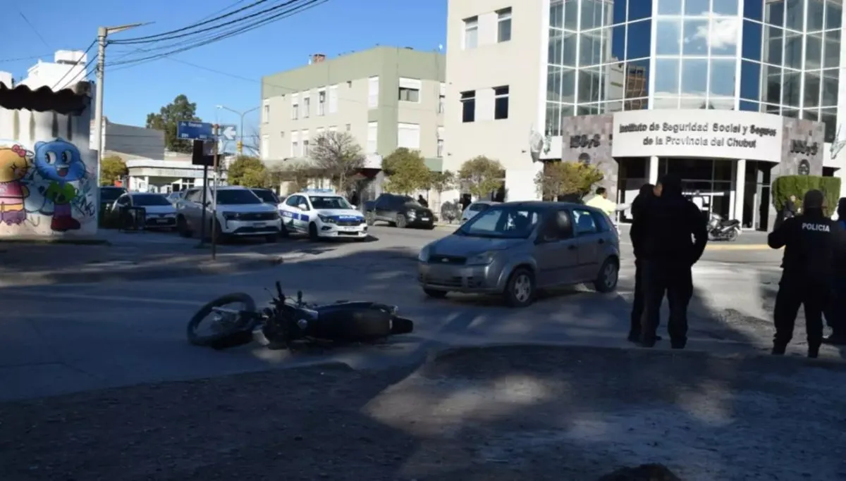 Un motociclista hospitalizado tras un fuerte choque en Trelew