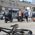 Una octogenaria fue embestida por un ciclista en el centro de Comodoro